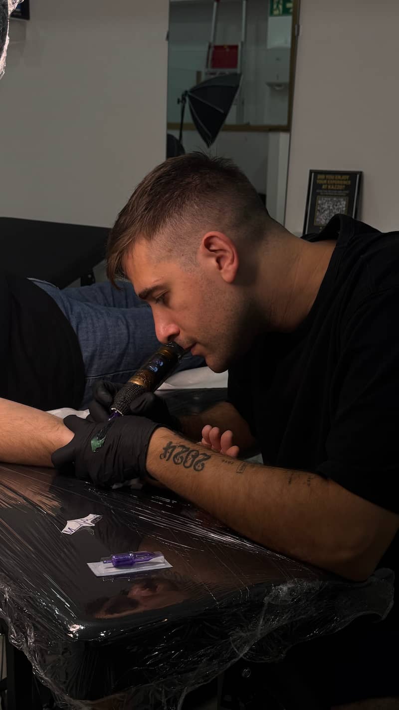 Juan tatuador especialista en realismo Málaga Kazzo Tattoo