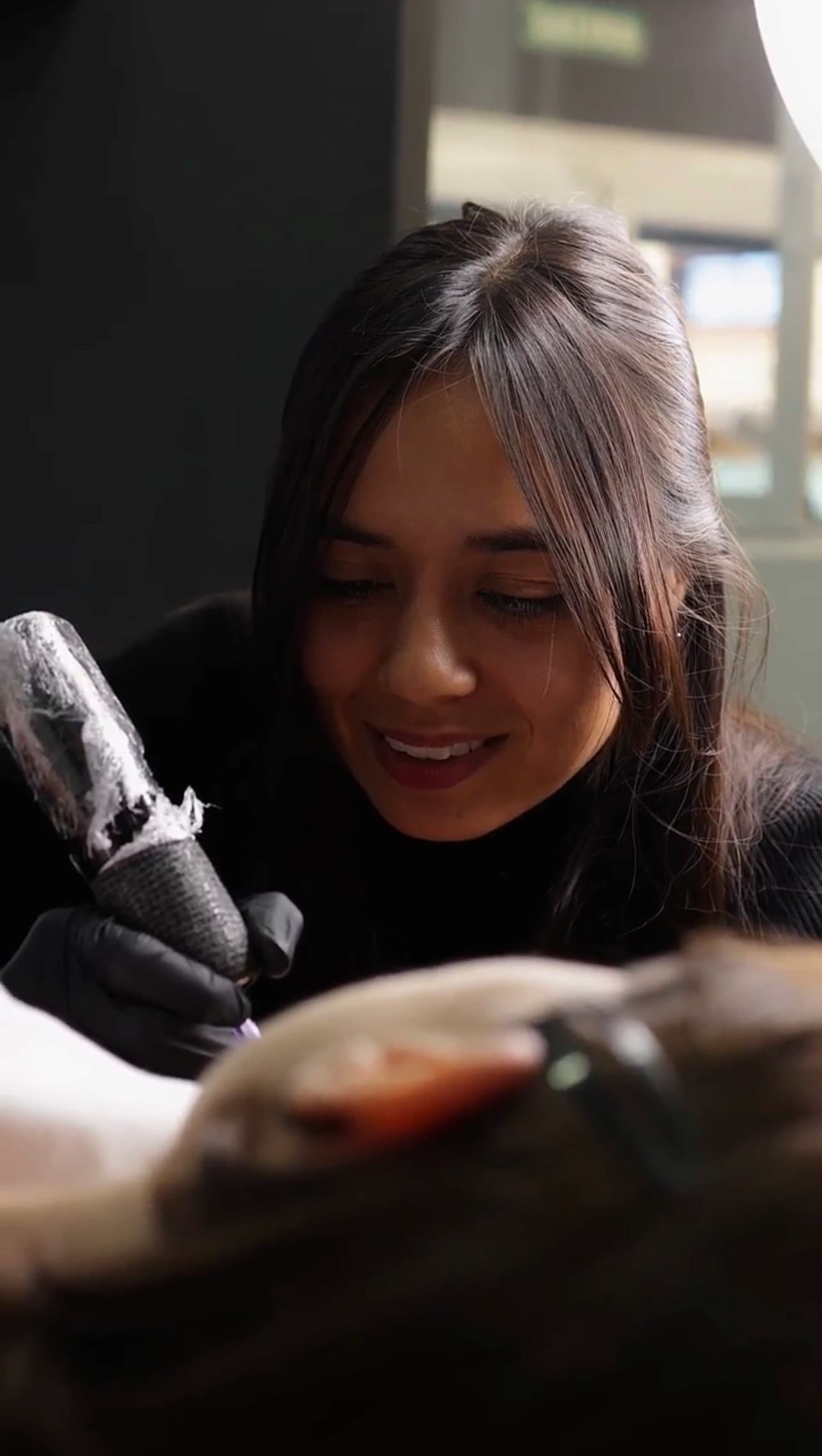 Sofía tatuadora especialista en fine line Málaga Kazzo Tattoo